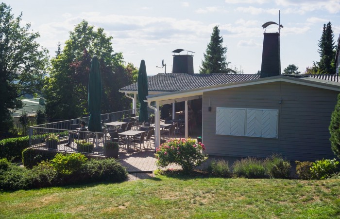 Blick von der Wiese auf unser Clubhaus